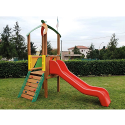 Torre con scivolo e tetto.
