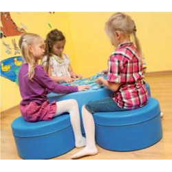 Tavolino con 4 pouf.