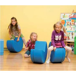 Tavolino con 4 pouf.